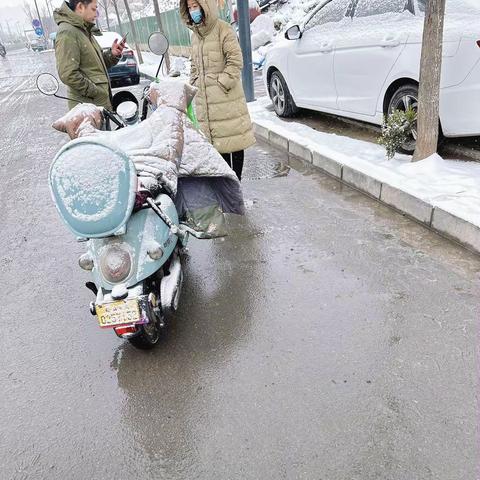 雨天路滑出事故，网格员暖心相助