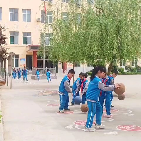 欢趣无限大课间  地面游戏绘童年——屯里中心小学课间地面游戏剪影