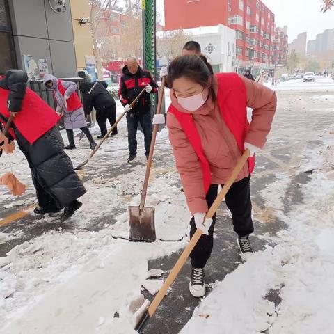 【我为群众办实事】“以雪为令齐行动 清扫积雪保畅通”罗城头街道铁路社区党委全面行动保障居民平安