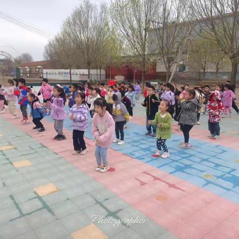 多种多样的户外游戏，提高幼儿的身体素质 青县流河镇大李庄幼儿园