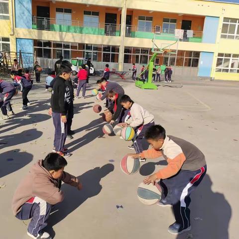 殷都区洪河屯乡连庄小学篮球社团课