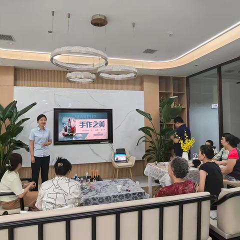 新科大厦支行举办“驻足美丽、口红制作 ”沙龙活动