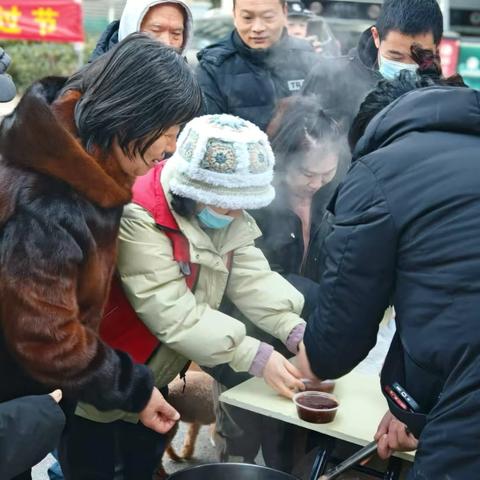 【邻聚力·零距离】唐冶街道银丰唐郡社区开展“粥到暖人心”腊八粥派送活动