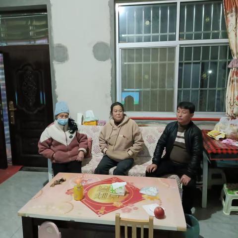 小沟村集中夜访  守牢医保参保底线