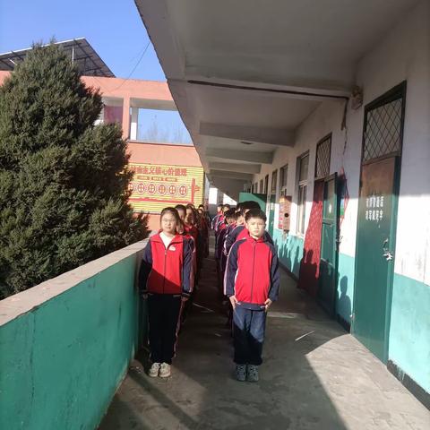 防踩踏筑安全——称勾楼郭小学防踩踏安全演练