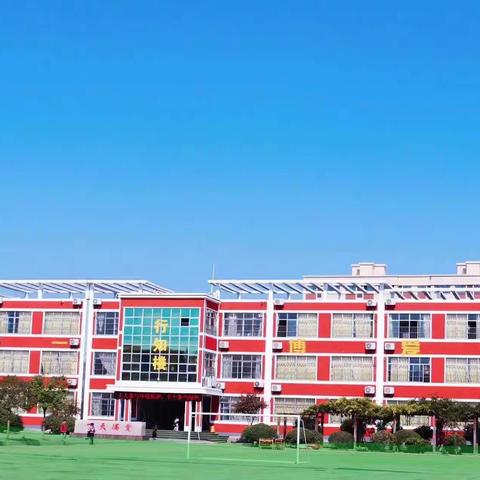 情暖童心，爱在身边——记兰陵县第十二小学“学雷锋，大清洁”志愿者服务实践活动。