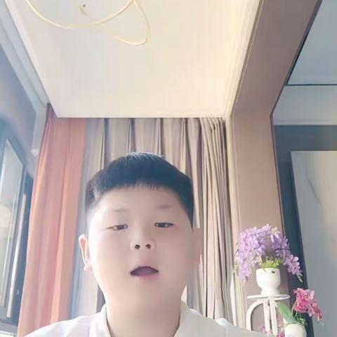 大家好，今天是2024年5月28日，我是东平路小学超越六（1）班的吴雨航，今天的班班有读由我来主持，请大家把双手放在书上，闭眼30秒……没有一膄船，能像一本书，承载人的灵魂，把人带向远方，今天的阅读开