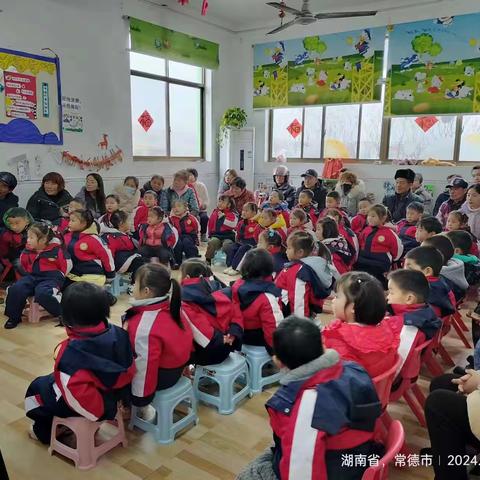 凯利幼儿园中班期末汇报家长会