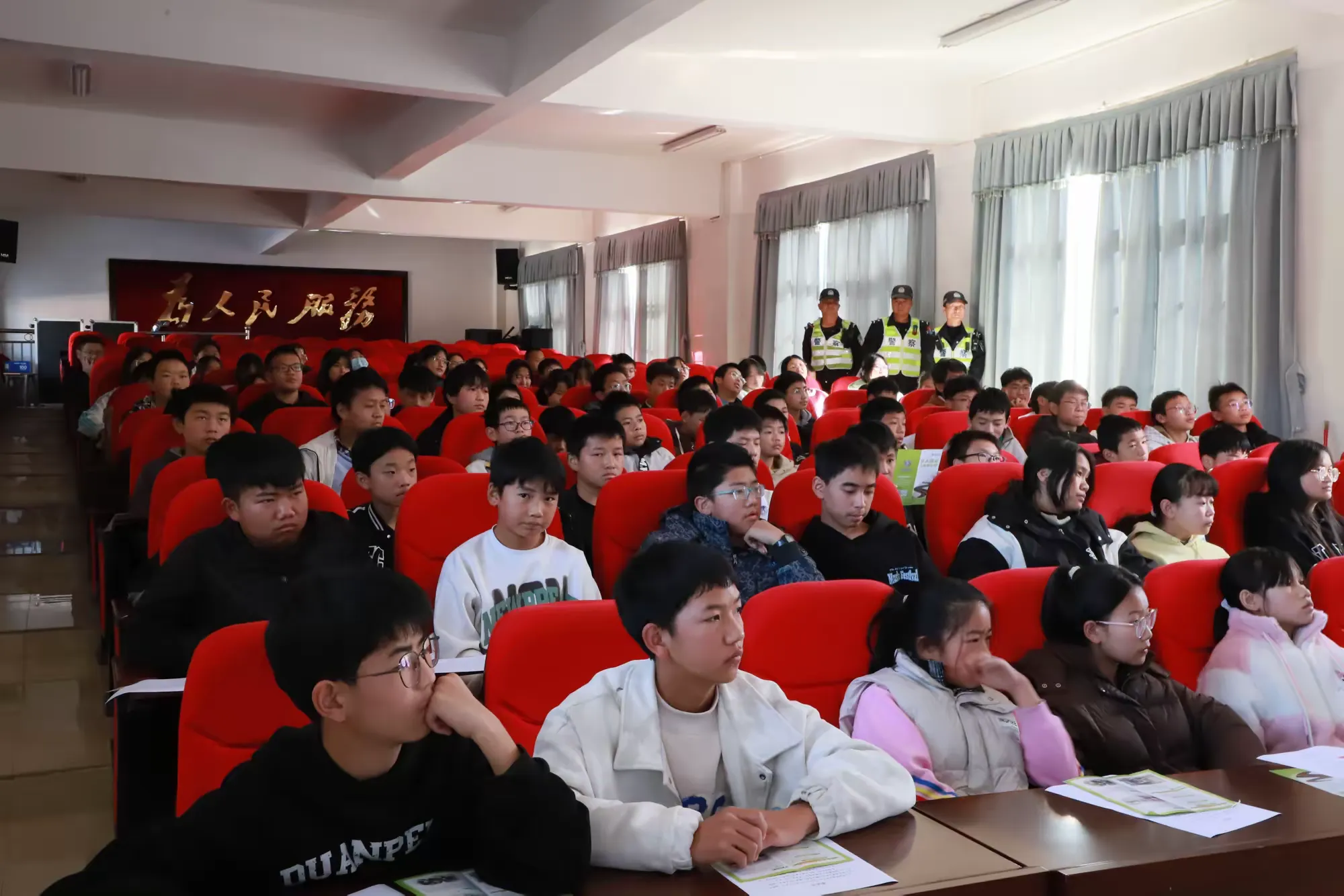 简篇-高速交警深入会泽四中
开展交通安全宣传活动