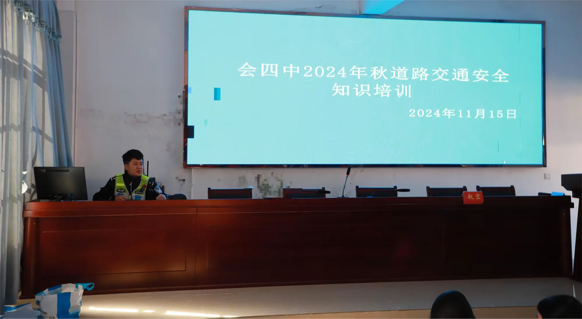 简篇-高速交警深入会泽四中
开展交通安全宣传活动