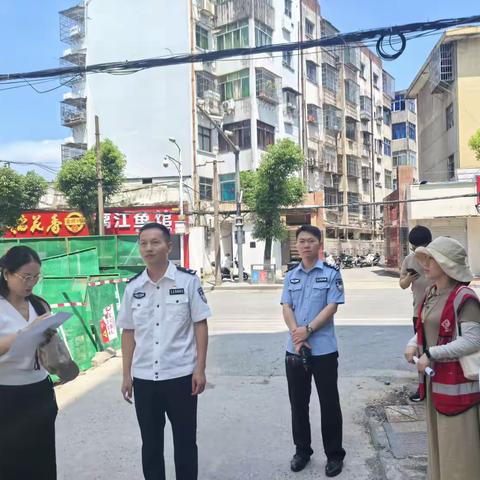 南城县人民政府副县长、县公安局局长孔思东深入胜利路社区实地检查平安建设工作