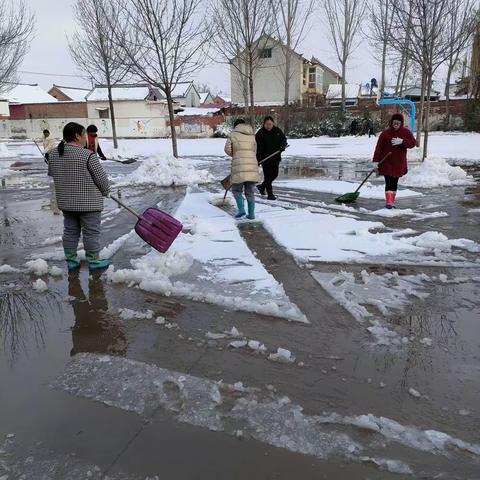 师生齐心同上阵，扫雪除冰暖人心——孟居小学扫雪除冰活动