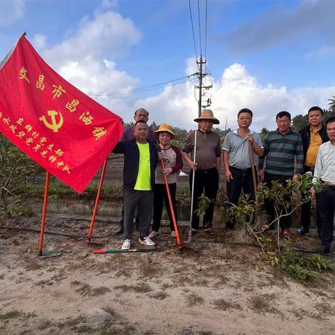 东群中队开展“治污水”和“收牛粪”等主题党日活动