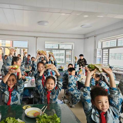 学做三明治 不负好“食”光——育人小学三年级劳动实践活动