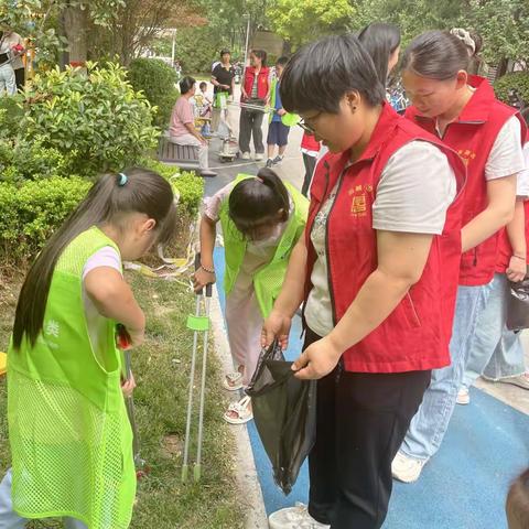 【幸福历城 群众满意】【为爱加点儿“唐”】迎八一建军节 清洁家园共行动—唐冶街道玖唐府社区开展清捡垃圾志愿服务活动