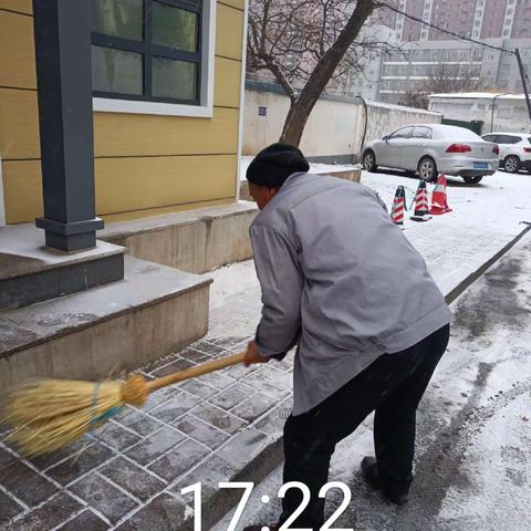 1月4日，风雪袭城。新城区环境卫生服务中心快速启动应急工作预案，围绕冬季用电、防滑、防冻等各项安全内容，开展冰雪隐患早排查；叮嘱驿站管理人遇严寒天气，可稍稍拧开水龙头保持滴流状态，避免自来水管结冰，。