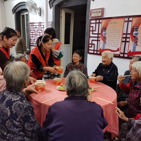 西大屯：老人同吃长寿面 健康长寿暖重阳