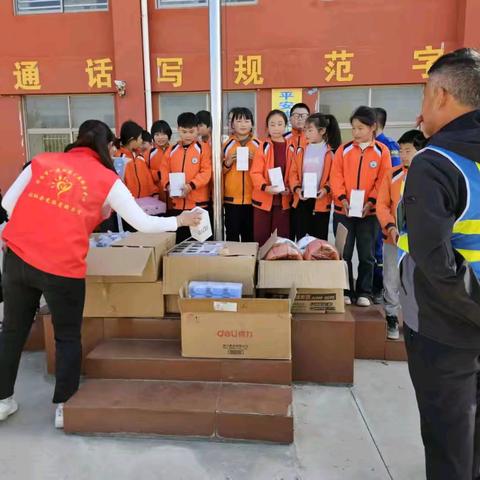 书香润童心，点亮求知希望—郓城蓝天救援队公益捐赠走进杨庄集镇赵庙小学