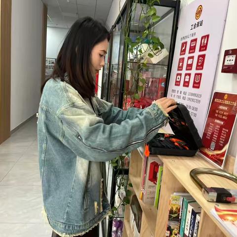 严把服务质量关 筑牢暖心服务站——雁塔区杜城街道总工会开展辖区工会驿站专项检查