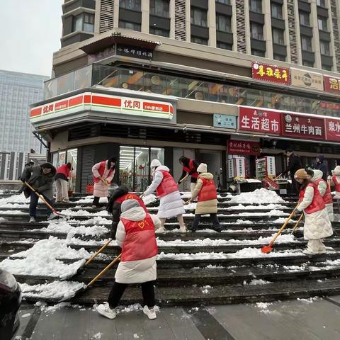 暖心行动！昨夜雪落无声，今晨舜颖扫出了一条“暖心路”