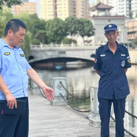 生态环境碑林分局对辖区护城河和兴庆湖进行巡查