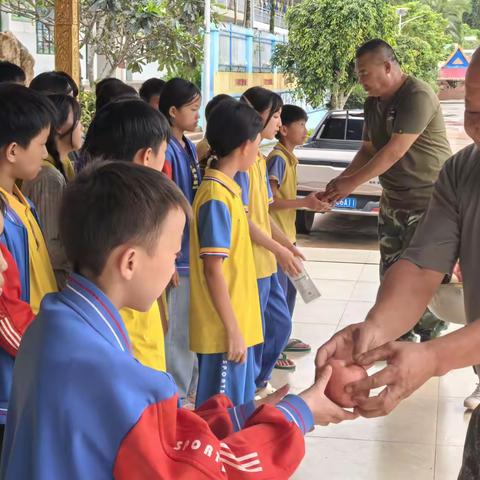 心系学子 情暖毕业季 ——曼腊村委会赴我校看望六年级毕业学生