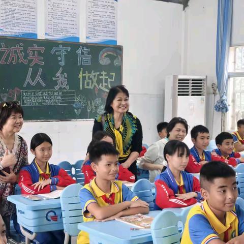 “助力乡村振兴”广达集团赴勐腊县曼腊﻿小学 ﻿捐赠课桌椅