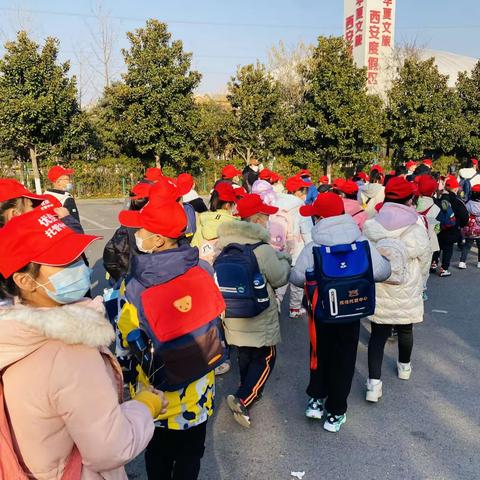 优佳托管中心2023相约海洋馆，研学助成长活动，在同学们欢声笑语中结束了一天的研学活动！在紧张的学习氛围外，我们利用周末，带领孩子们走出课堂，学习不止在课内，成长应该多方位！