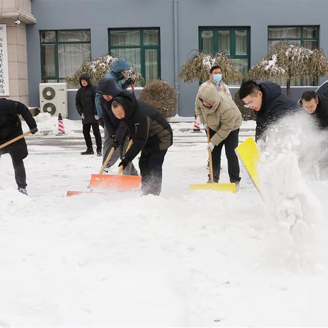 区局干部齐上阵 扫雪铲冰“税路”通