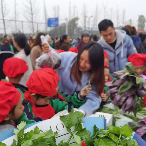 2年级1班孩子们的义卖快乐时光