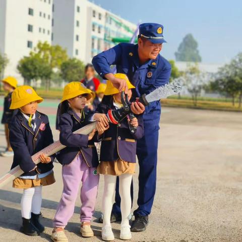 广西工商技师学院实验幼儿园-参观消防队实践活动