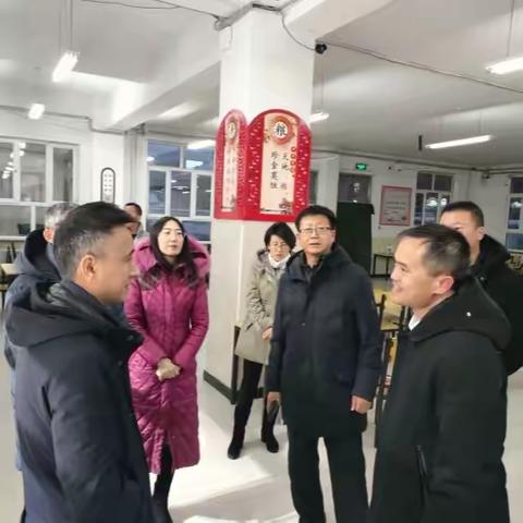 呼伦贝尔市教育局局长杨忠镇一行到牙克石市第五中学开展调研指导工作