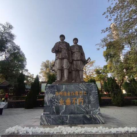 传承红色基因，感悟指尖匠心——陆川县世客城初级中学开展2025年秋季研学活动