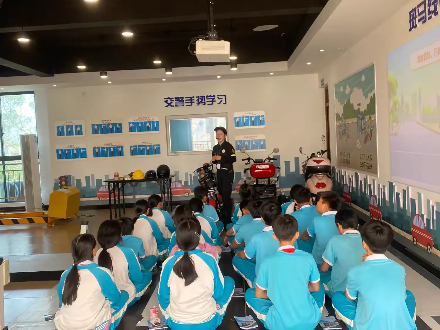 简篇-海南临高第二思源实验学校学生参加安全应急综合演练及科技馆参观活动
