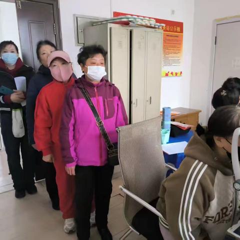 城乡路街道报达家园社区联合中航医院开展义诊活动