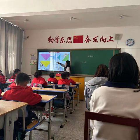 教学视导促发展，精准把脉助成长——县教师进修学校刘海英主任到我校指导教学工作