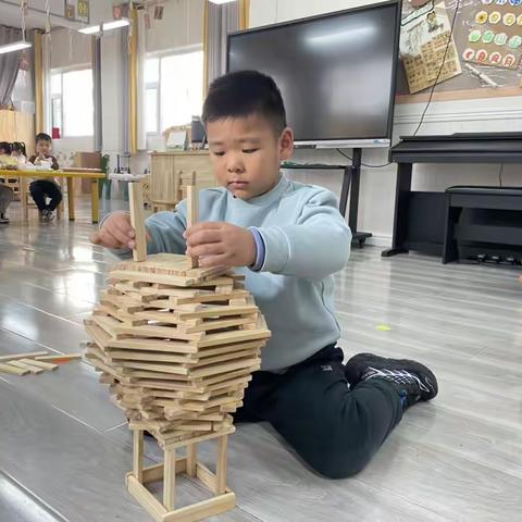 “走进区域，室内趣玩”——大一班趣味游戏时刻！