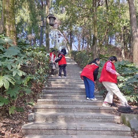 【青年路小学六年级二班实践活动】清捡垃圾倡环保，志愿服务显担当