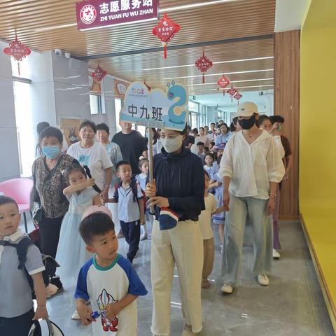 大小拉小手，共创幸福社区——召陵区区直幼儿园中九班社会实践活动