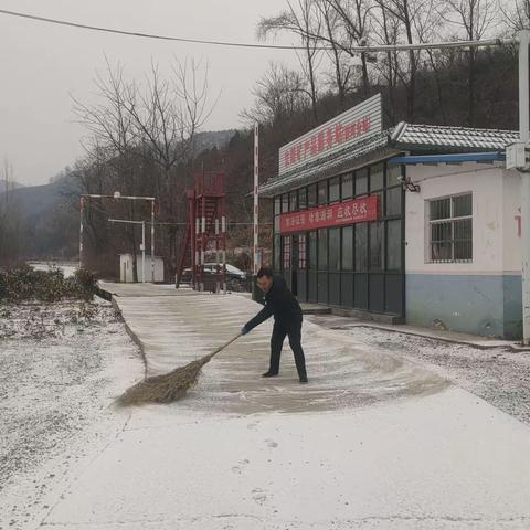 朱阳矿产品西河分站积极清扫积雪，提前做好过站准备