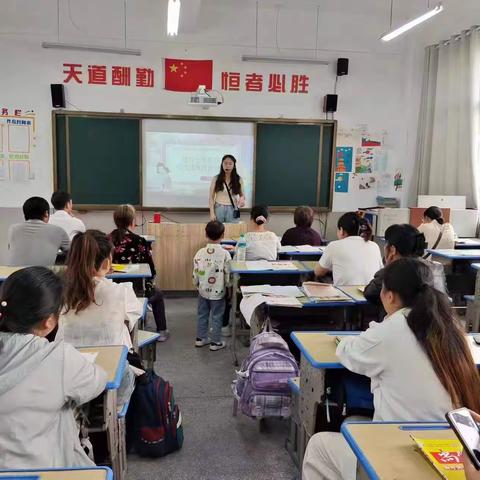 时光采撷  共叙成长——安远县东江源小学一（10）班家长会