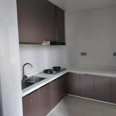 出租：鹭湖国际：4/2/2:三台空调：家具家电齐全：18800/年V6976