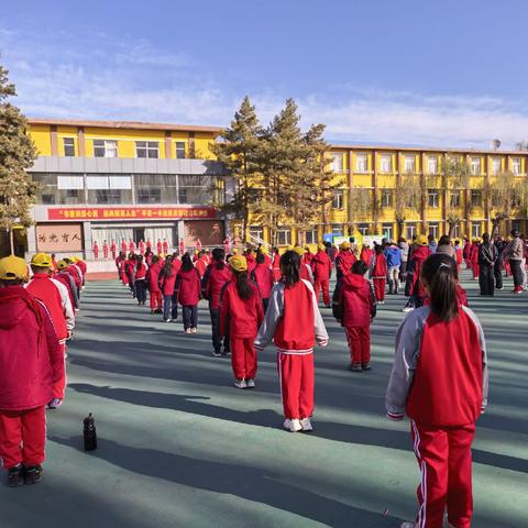 阳光心理 伴我同行———云冈区平泉一小四二中队心理健康教育主题国旗下讲话活动