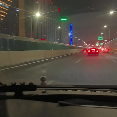 车灯漫过归途，中年人的孤独与怅然