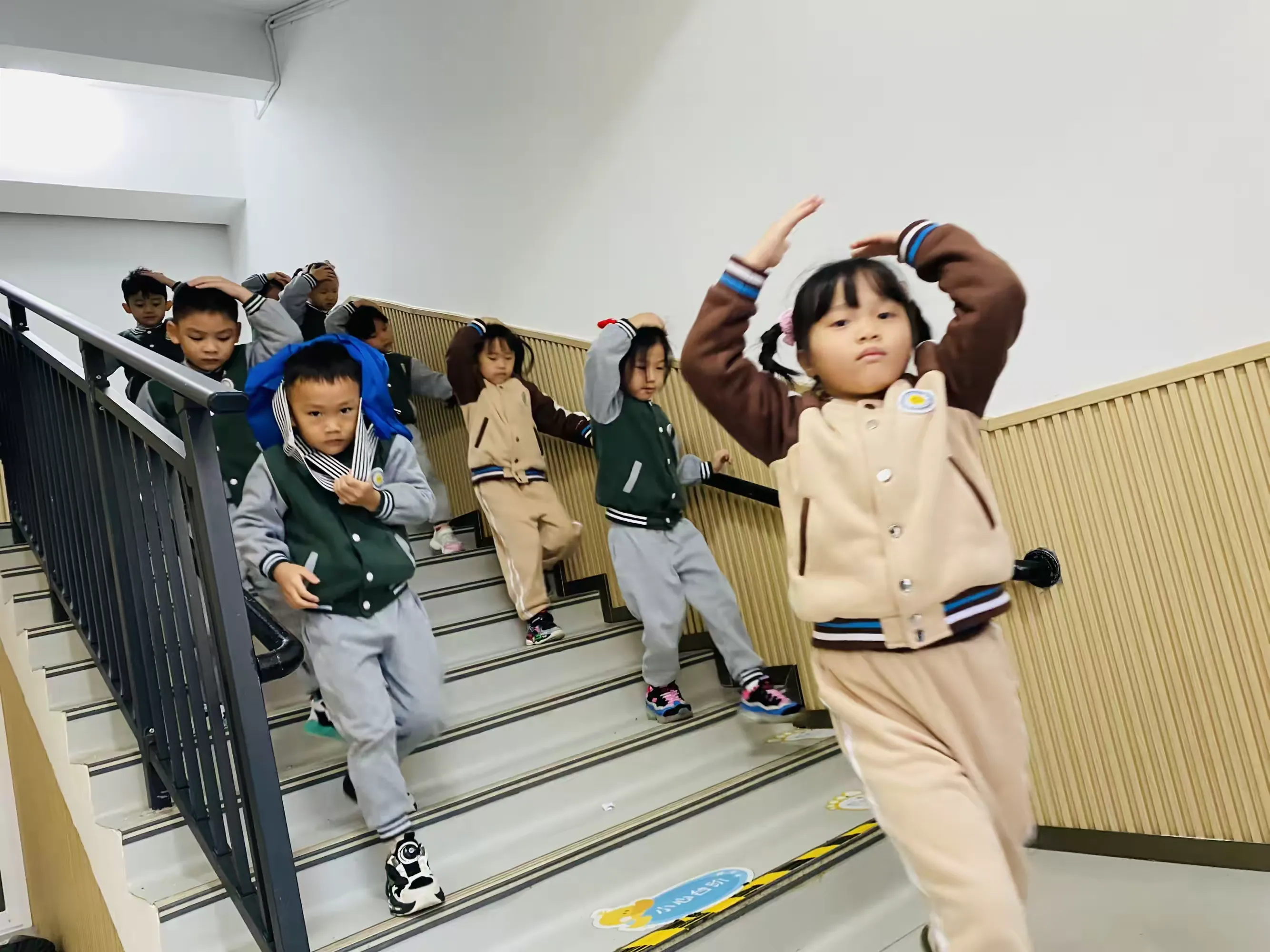 简篇-《临震不乱・安全相伴》 ——
万科城南梅沙幼儿园J1班