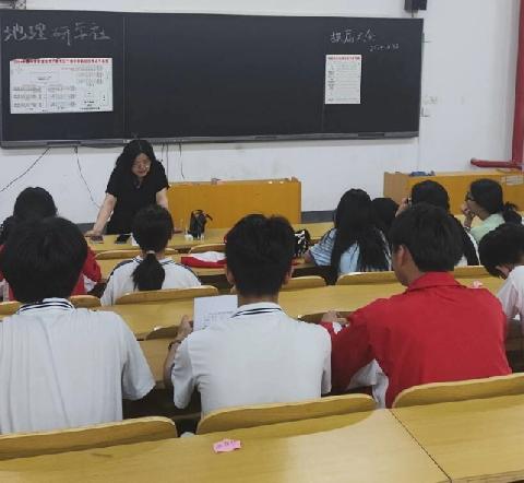 《地理研学社换届选举大会》