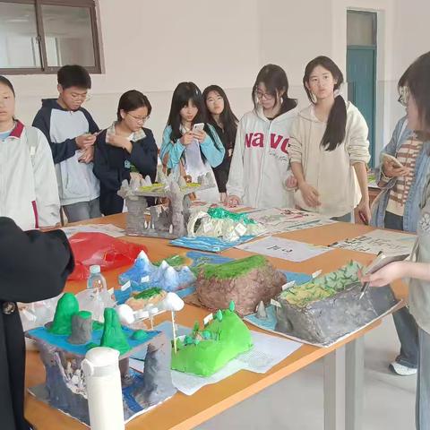 《赏地理精美作品，探土壤分层奥秘》