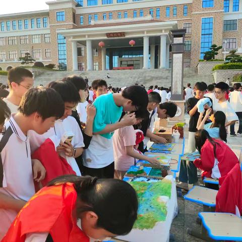 地理研学社活动展示会：趣味拼地图与优秀学生作品展览