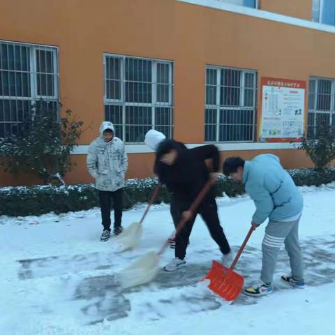 石家庄通达铁路中等专业学校团员清雪活动