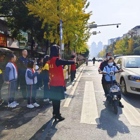 【红星光耀·全环境立德树人】暖心护学 为爱站岗——耒阳市实验小学2304班家长志愿护学岗上岗啦！